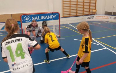 F-tyttöjen kauden ensimmäinen vieraspelimatka suuntautui Kuopioon Welhojen vieraaksi.