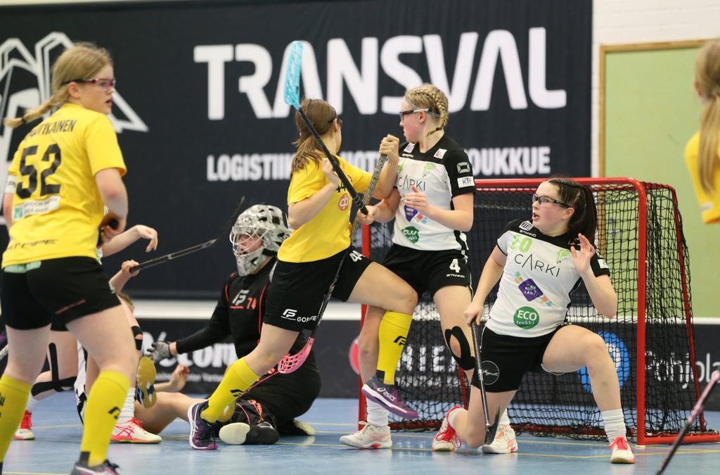 T16 tytöillä tasaiset SM-sarja pelit Mosahallilla